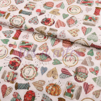 tecido estampado com motivos de costura e texto La bricoLArte ROSARIA PINTATO