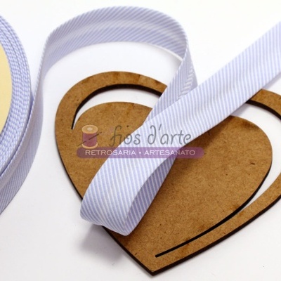Fita azul claro com riscas brancas finas enrolada em suporte de madeira em forma de coração
