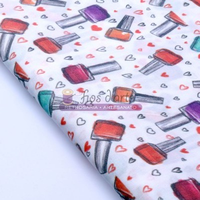 tecido branco com padrão de vernizes de unhas coloridos e corações