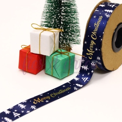 Fita decorativa azul com texto dourado e desenhos brancos, caixas de presente coloridas e árvore de Natal verde