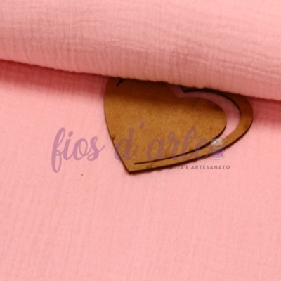 Tecido de algodão rosa com etiqueta cartão em forma de coração