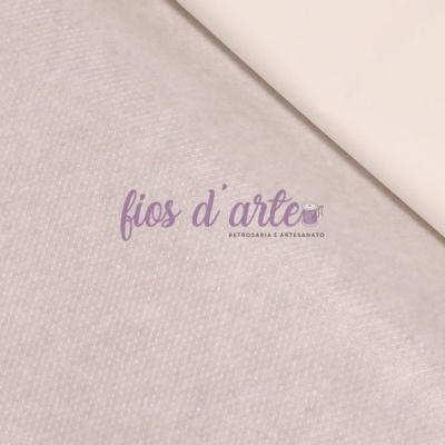 Tecido bege claro texturizado com texto da marca Fios d'arte