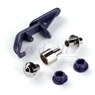 Conjunto de ferragens com peça plástica preta, porcas roxas e peças metálicas cromadas
