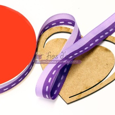 Fitas roxas decorativas com padrão de pontos sobre suporte vermelho e base em forma de coração