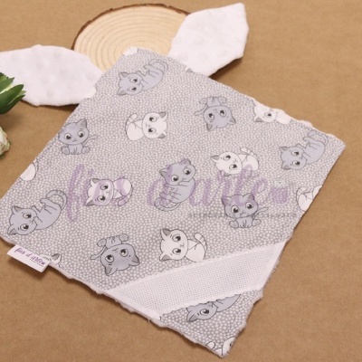 Manta quadrada cinzenta com padrões de cães e orelhas brancas