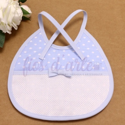 Babete de bebé azul claro com corações brancos e laço central