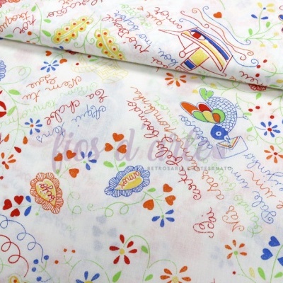 tecido branco com padrões florais e desenhos coloridos