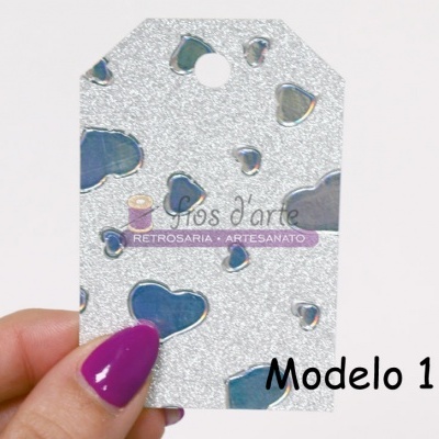Cartão prateado com corações em azul e texto Fios d'arte e Modelo 1