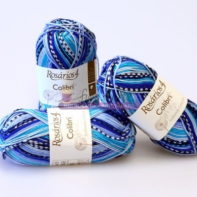 Três novelos de fio Rosários 4 Colibri em tons azuis e branco sobre fundo branco