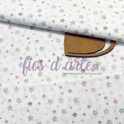 tecido branco com estrelas coloridas e cartão castanho