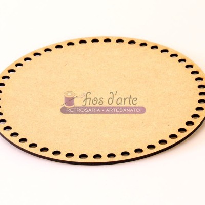Disco redondo de madeira clara com orifícios e texto central