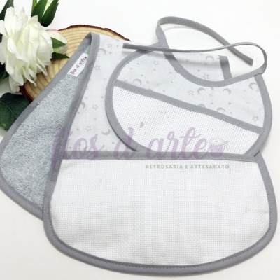 Conjunto de babetes cinzentos e brancos para bebé com padrão de estrelas e luas