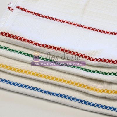 Conjunto de toalhas brancas com bordas coloridas e etiqueta