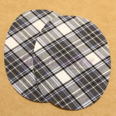 Protetores de ombro ovais em tecido xadrez preto, branco, cinza e azul