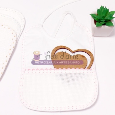 Babete branco com bordado em ponto cruz, fralda branca com bordado inglês e planta suculenta num vaso branco