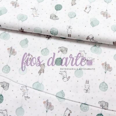 tecido branco com padrão de desenhos de animais em tons suaves