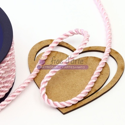 Cordão torcido em algodão rosa claro e branco com placa de madeira em forma de coração e texto