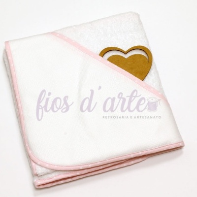 Toalha branca com borda rosa e detalhe em forma de coração