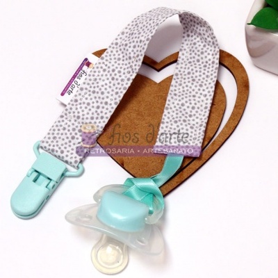 Chupeta azul clara com clip de tecido branco com manchas cinza