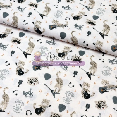 Tecido branco com padrão de leopardos e elementos de rock como guitarras e microfones