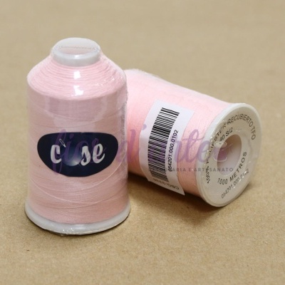 Dois cones de linha rosa da marca Cose sobre uma superfície bege