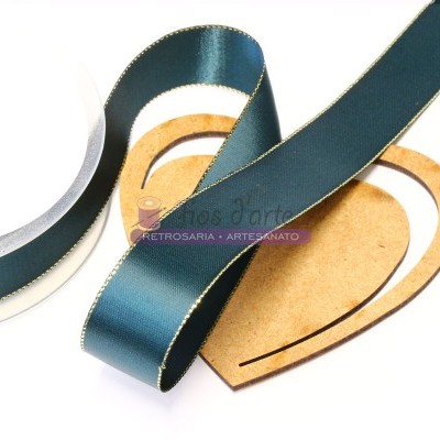 Fita de cetim azul-escuro com bordas douradas e formas em cartão com recortes de coração