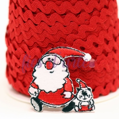 Fita vermelha com padrão ondulado e bordado de Papai Noel