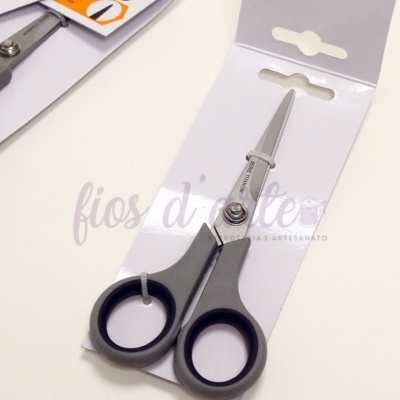 Tesoura pequena com cabo preto e lâminas metálicas em embalagem branca