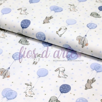 tecido branco com coelhos e balões azuis e lilases