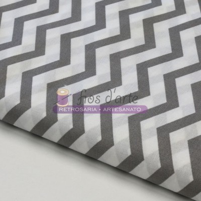 tecido padrão ziguezague cinzento e branco com texto RETROSARIA ARTESANATO