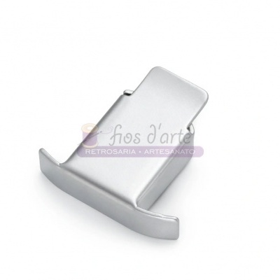 Terminal de barra prateado metálico fosco em fundo branco