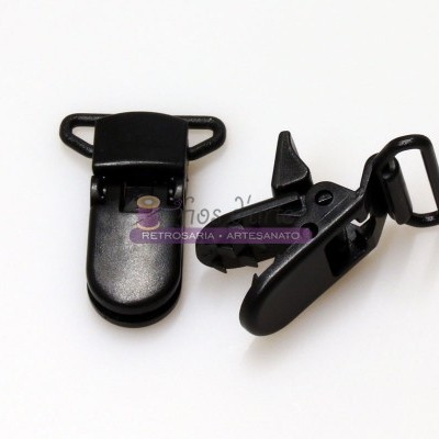 Fechos de metal pretos com trava e argola retangular em fundo branco