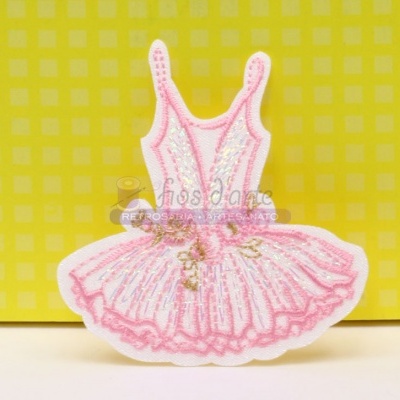 Patch bordado de vestido de bailarina cor-de-rosa sobre fundo amarelo quadriculado