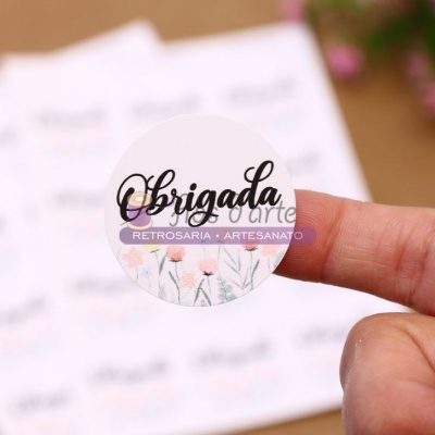 Autocolante redondo com texto Obrigada e design floral