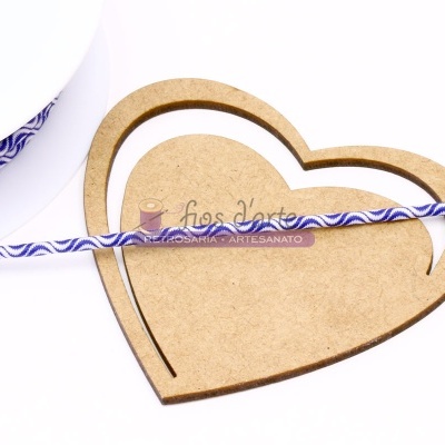 Cordão azul e branco com padrão ondulado sobre base de madeira em forma de coração