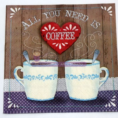 Painel decorativo com copos de café, coração vermelho e texto sobre fundo madeira