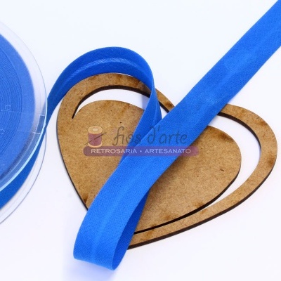 Fita elástica azul e suporte em forma de coração