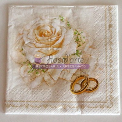 Guardanapo de papel com estampa de rosa, cone de linha, anéis dourados e texto Fios Arte