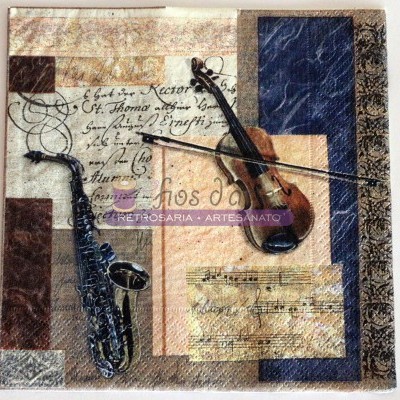 Decoração de parede com saxofone e violino em relevo sobre fundo com texto manuscrito e pauta musical