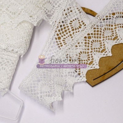 Rendas brancas em crochet com padrão decorativo e suporte de madeira em forma de coração