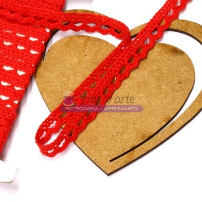 Fitas vermelhas e corações de madeira