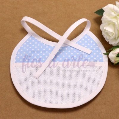 Babete azul claro com bolinhas brancas, borda e tiras brancas