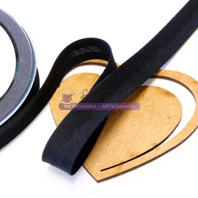 Alça preta de tecido sobre suporte em forma de coração e rolo cinza