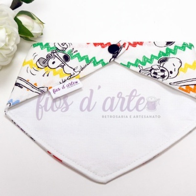 Bandana colorida para cão com desenhos e botão preto