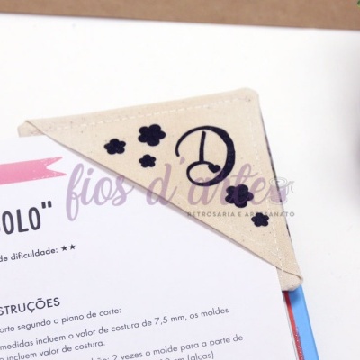 Marcador de páginas triangular bege com flores e letra D preta