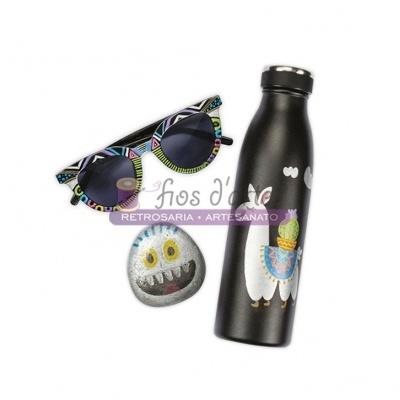 garrafa preta com desenho de lhama, óculos de sol coloridos e pedra pintada sorridente