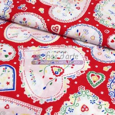 Tecido vermelho com padrão de corações brancos coloridos e texto em português.