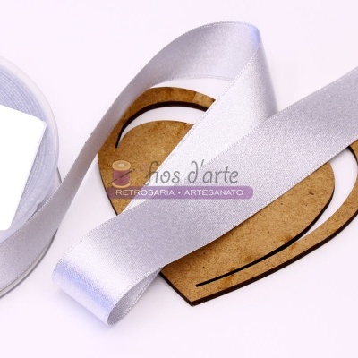 Fita prateada brilhante e coração de madeira com texto 'Fios d'arte'