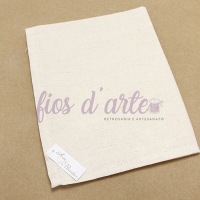 Tecido bege claro com etiqueta branca e texto 'fios d'arte' impresso