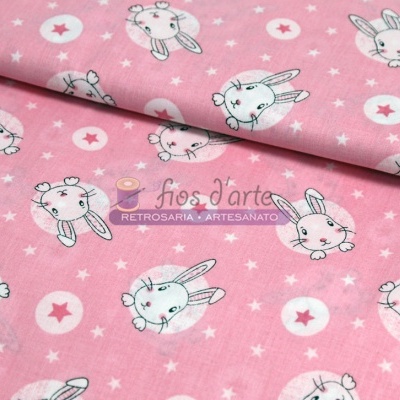 Tecido rosa com padrão de coelhinhos brancos e cinzentos e estrelas cor-de-rosa